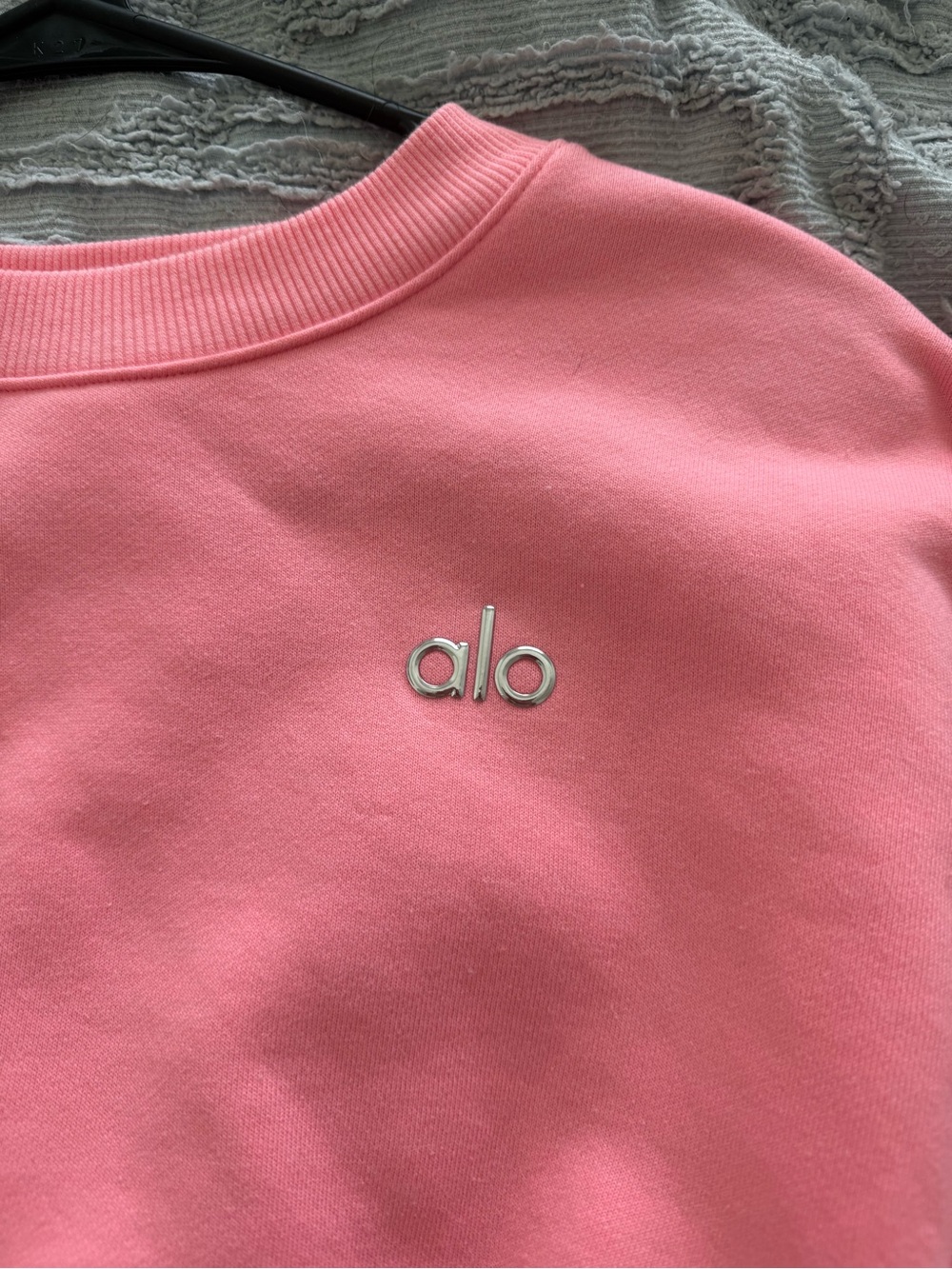 Alo neon bubblegum cropped accolade - Picture 3 of 6